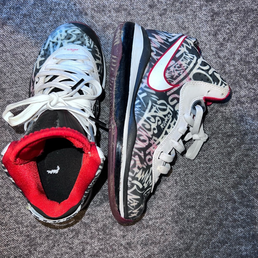 Nike LeBron 8 Mid Graffiti Size 5Y (Youth)